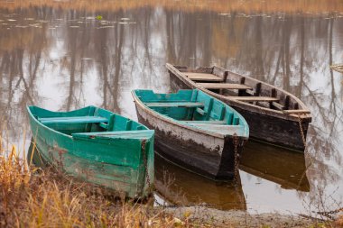 Sonbaharda nehirde tahta kayıklar