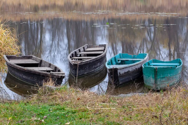 Barcos de madera en el río en otoño — Foto de Stock