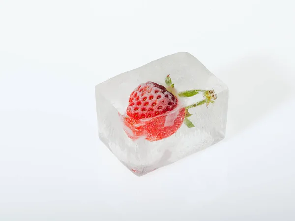 Fraise Congelée Dans Glace Sur Fond Blanc Gros Plan Notion — Photo