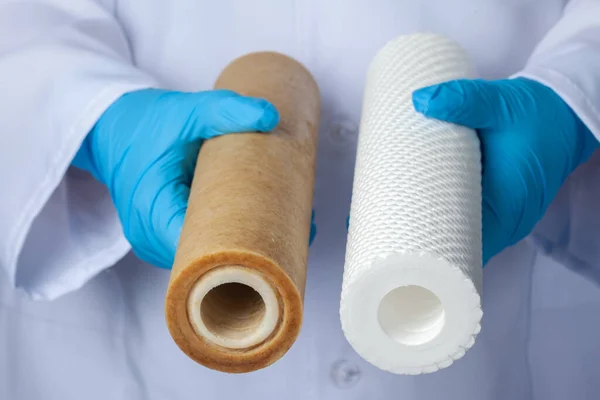 Nowe Używane Wkłady Filtracyjne Wody Rękach Ekspertów Laboratoryjnych Koncepcja Oczyszczania — Zdjęcie stockowe