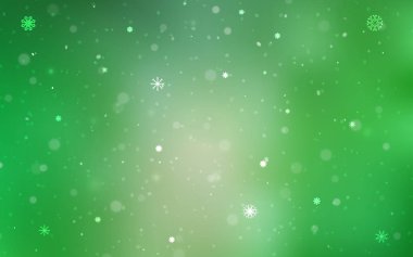 Parlak kar taneleri ile ışık yeşil vektör düzeni. Bulanık dekoratif tasarım kar ile xmas tarzında. Şablonun yeni yıl arka plan olarak kullanılabilir.