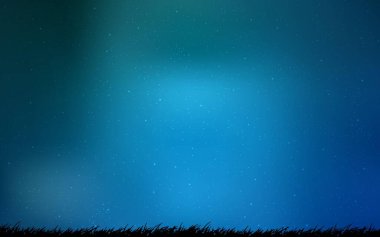 Galaksi yıldızlı hafif Mavili vektör arkaplanı. Bulanık arkaplandaki ve gradyanı olan uzay yıldızları. Astroloji web siteleri için desen.