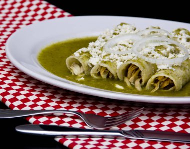 Meksika yeşil enchilada 'sı yeşil sos taze peynir ve ekşi krema