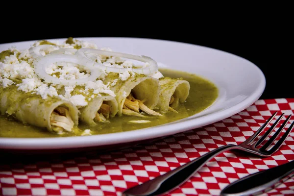 Meksika enchilada 'sı yeşil sos peyniri ve ekşi krema.