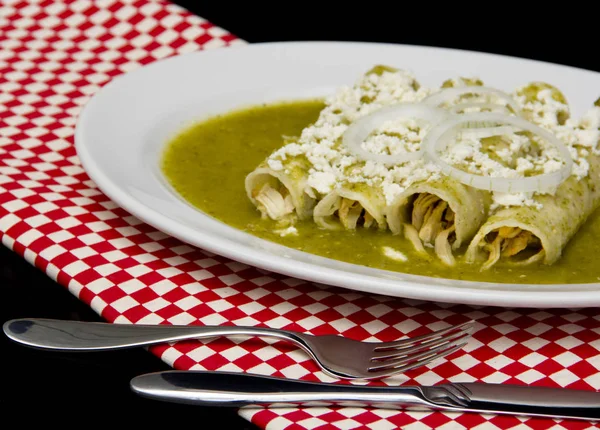 Meksika enchilada 'sı yeşil sos peyniri ve ekşi krema.