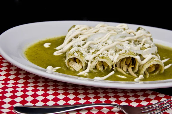 Enchiladas Mexicanas Con Queso Salsa Verde Crema Agria — Foto de Stock