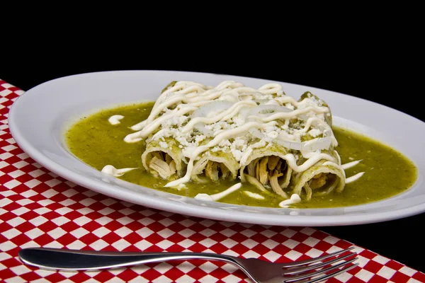 Mexikanska Enchilada Med Grön Sås Ost Och Gräddfil — Stockfoto