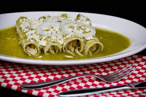 Enchiladas Mexicanas Con Queso Salsa Verde Crema Agria — Foto de Stock