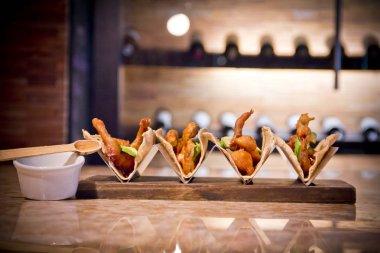 Balık tacoları ve acı soslu avokado dilimleri.