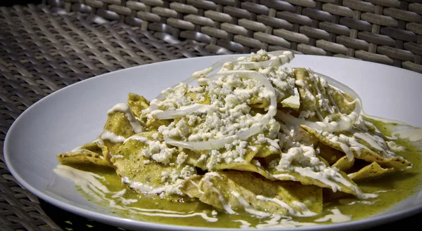 Gröna Chilaquiles Med Färskost Och Gräddfil — Stockfoto