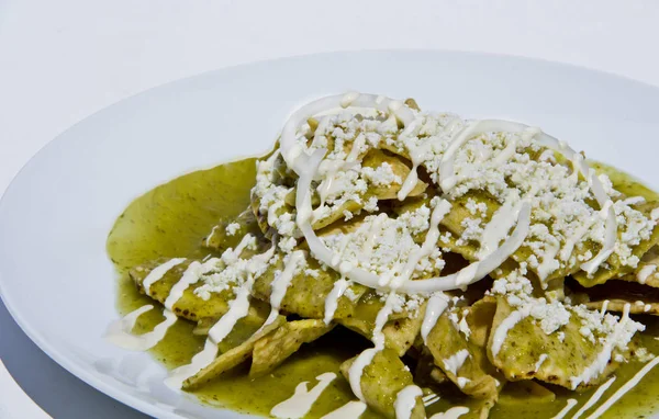 Gröna Chilaquiles Med Färskost Och Gräddfil — Stockfoto