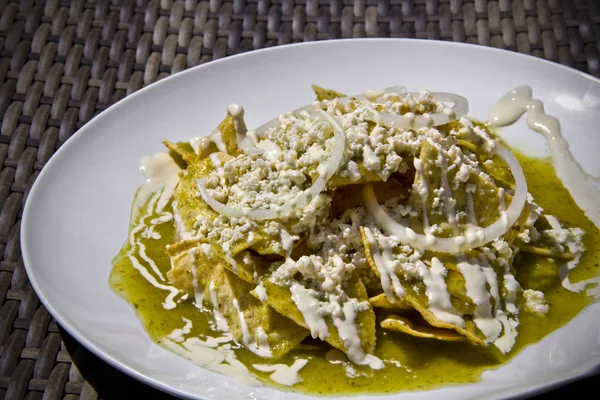 Chilaquiles Verdes Con Queso Fresco Crema Agria — Foto de Stock