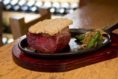 Biftek ve kızarmış jalapeno.