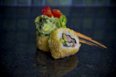 Guacamole soslu kızarmış maki suşisi.