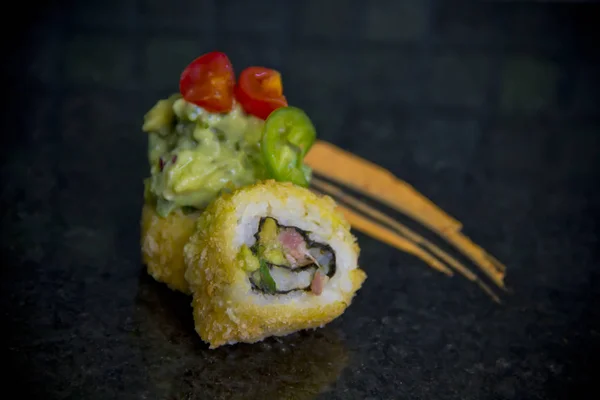 Guacamole soslu kızarmış maki suşisi.