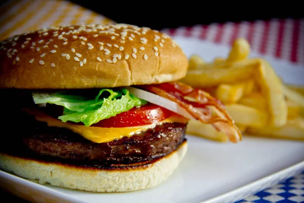 Klasik peynirli burger ızgara sığır eti ve kızarmış çörek.