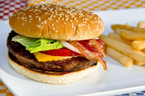 Klasik peynirli burger ızgara sığır eti ve kızarmış çörek.