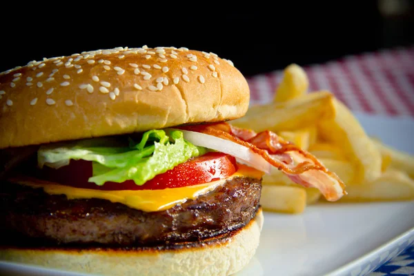 Klasik peynirli burger ızgara sığır eti ve kızarmış çörek.
