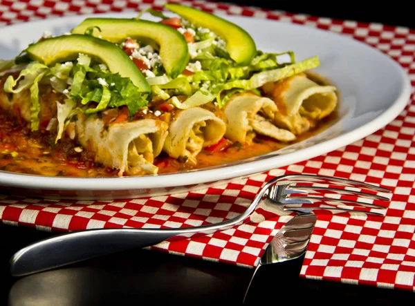 Enchilada Roja Con Rodajas Aguacate Queso Desmenuzado — Foto de Stock