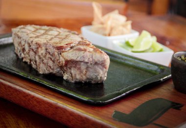 Demir bir tavada ızgara biftek.