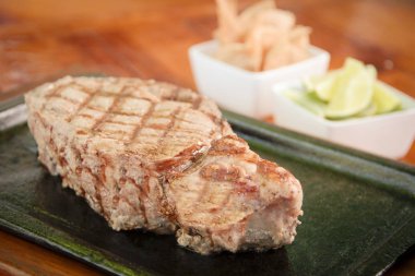 Demir bir tavada ızgara biftek.