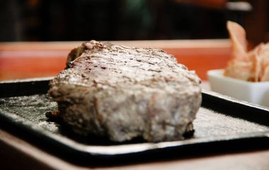 Demir bir tavada ızgara biftek.