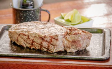 Demir bir tavada ızgara biftek.