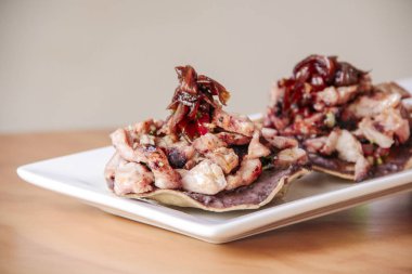 Izgara biftekli Meksika usulü gurme.