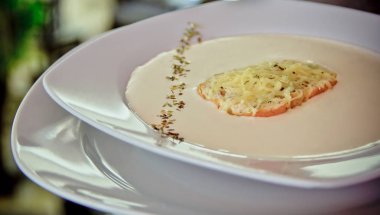 Gurme midye çorbası ve kızarmış ekmek.