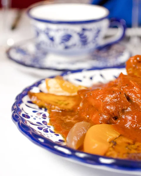 Kızarmış muz ve talavera çanak çömlekli Adobo domuzu.