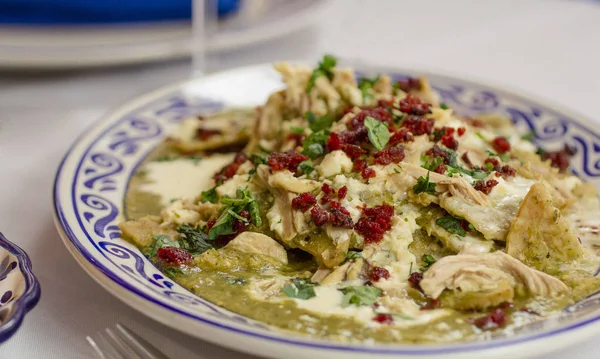 Yeşil sos chilaquiles ve tavuk