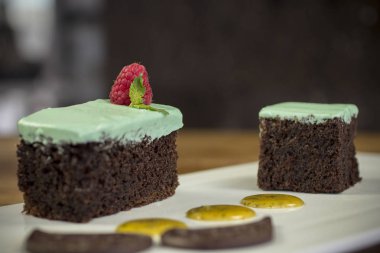 Yeşil naneli vejetaryen çikolatalı pasta.