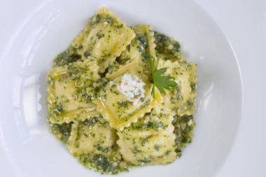 İtalyan mantısı ricotta peyniri ve pesto ile doldurulmuş.