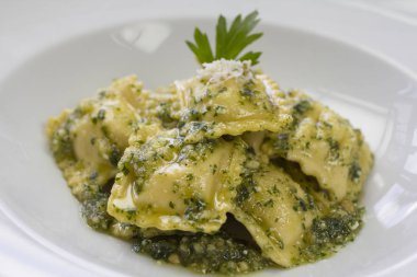 İtalyan mantısı ricotta peyniri ve pesto ile doldurulmuş.