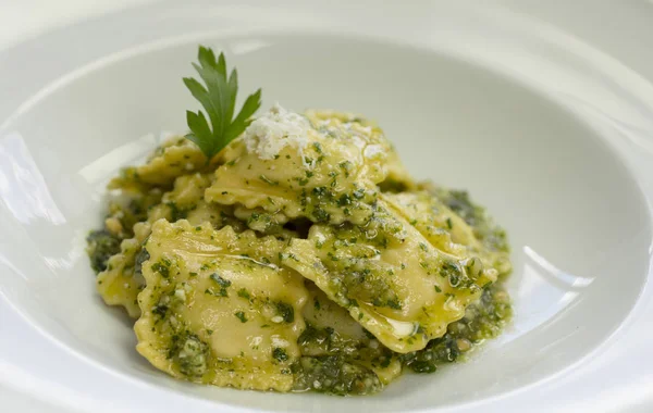 Italiensk Ravioli Fylld Med Ricottaost Och Pesto — Stockfoto