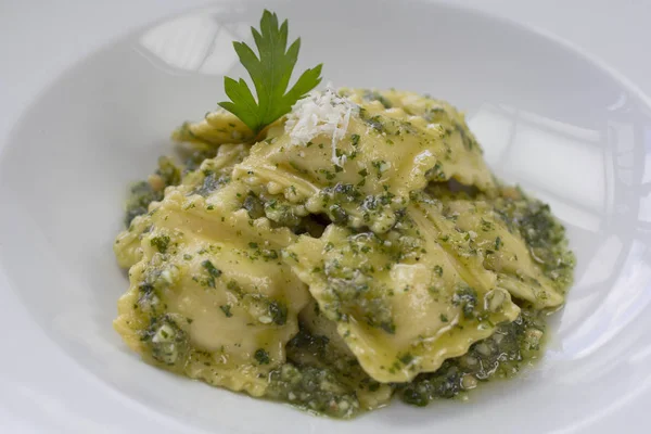 İtalyan mantısı ricotta peyniri ve pesto ile doldurulmuş.