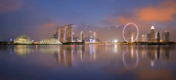 Singapur şehrinin gece yansımalı hava manzarası