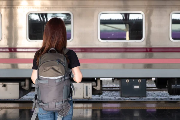 Tren istasyonunda genç bir kadın gezgin, seyahat konsepti.