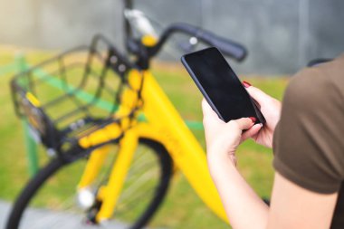 Tarama QR kodu ve sürüş ile şehirde bisiklet sistemi paylaşımı