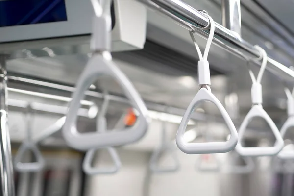 Metroda el ele tutuşmak