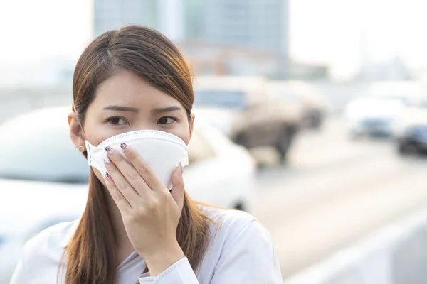 Concepto Contaminación Atmosférica Urbana Mujer Cerca Con Máscara N95 Para — Foto de Stock