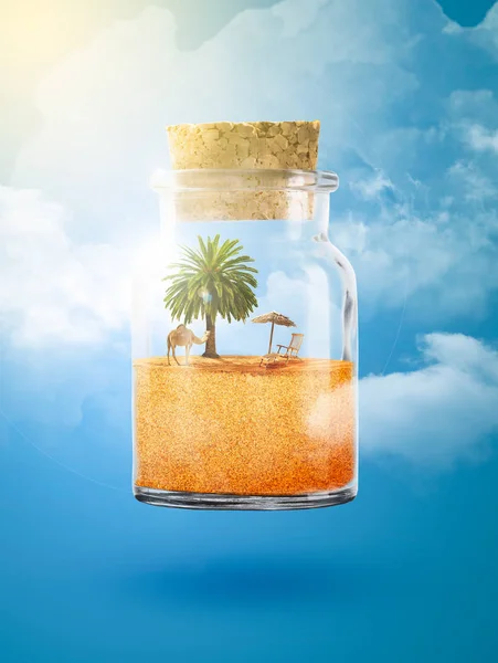 Dikey şişe kum üzerinde mavi bir arka plan ile. Deve şişe. Dikey şişe ayakta çölde. Bir deve ile bir çöl. Şişe mavi bir arka plan üzerinde. Seyahat illüstrasyon