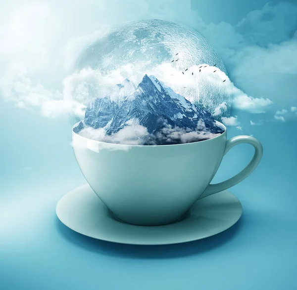 Ayın altında bir fincan dağlar vardır. Dağlar ayın altında. Mavi bir arka plan ayda. Dağlar sabahın erken saatlerinde. Doğa üzerinde sabahın erken saatlerinde Kahvaltı