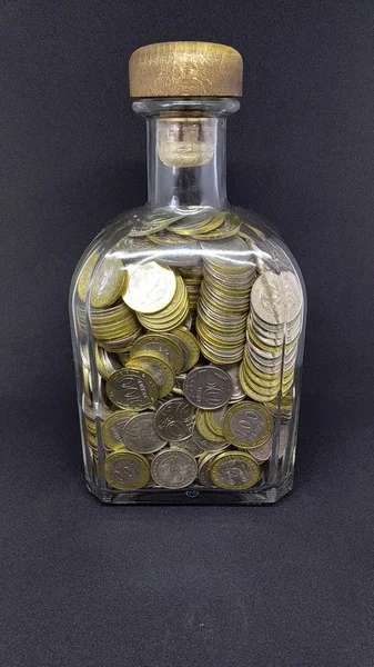 Foto Aislada Una Botella Con Monedas Sobre Fondo Oscuro Monedas — Foto de Stock