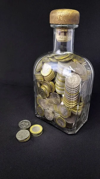 Isoliertes Foto Einer Flasche Mit Münzen Auf Dunklem Hintergrund Münzen — Stockfoto