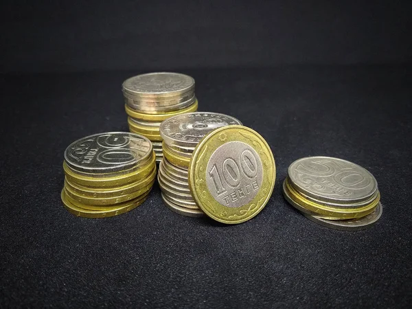 Karanlık bir arka plan üzerinde paralar. Kazakistan tenge karanlık bir arka plan üzerinde paralar. Kazak para. Tenge sikkeleri.