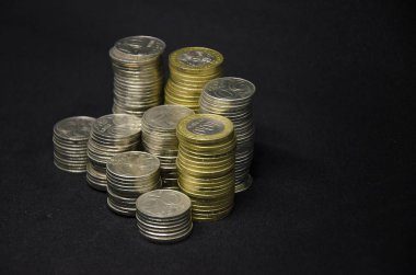 Karanlık bir arka planda bozuk paralar. Kazakistan 'daki bozuk paralar koyu bir arkaplanda. Kazak parası. Bozuk paralar. büyük bozuk para yığını