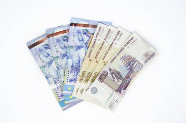 Üst görünüm Izole Rus ve kazakhatan banknotlar. Ruble ve Tengesi Scatter. Beyaz arka planda Rus Rublesi ve Kazakistan Tengesi üst görünümü