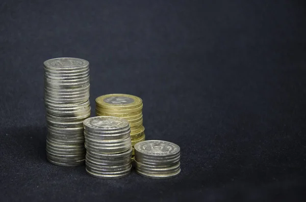 Karanlık bir arka plan üzerinde paralar. Kazakistan tenge karanlık bir arka plan üzerinde paralar. Kazak para. Tenge sikkeleri.