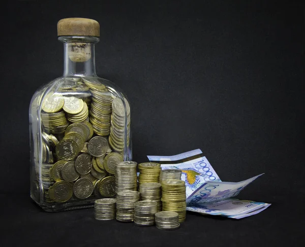 Foto Aislada Una Botella Con Monedas Sobre Fondo Oscuro Monedas — Foto de Stock